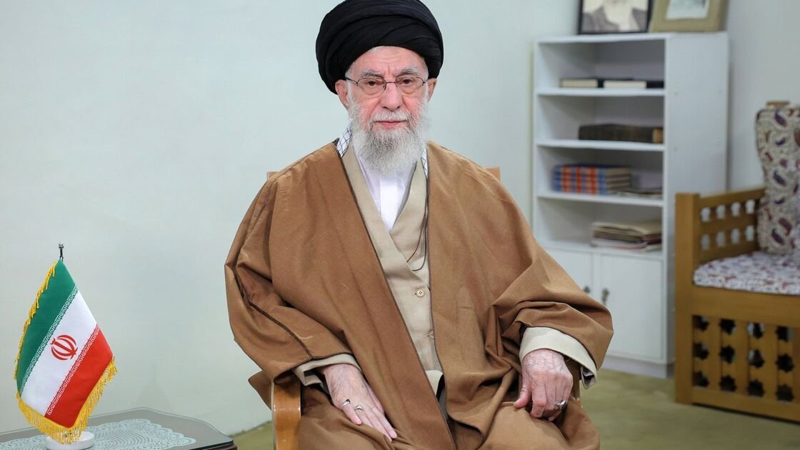 कौन है अयातुल्ला अली खामेनेई